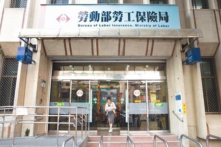 請領新制退休金由本人自行向勞保局提出申請就可以，不需要透過單位辦理。（本報資料照片）