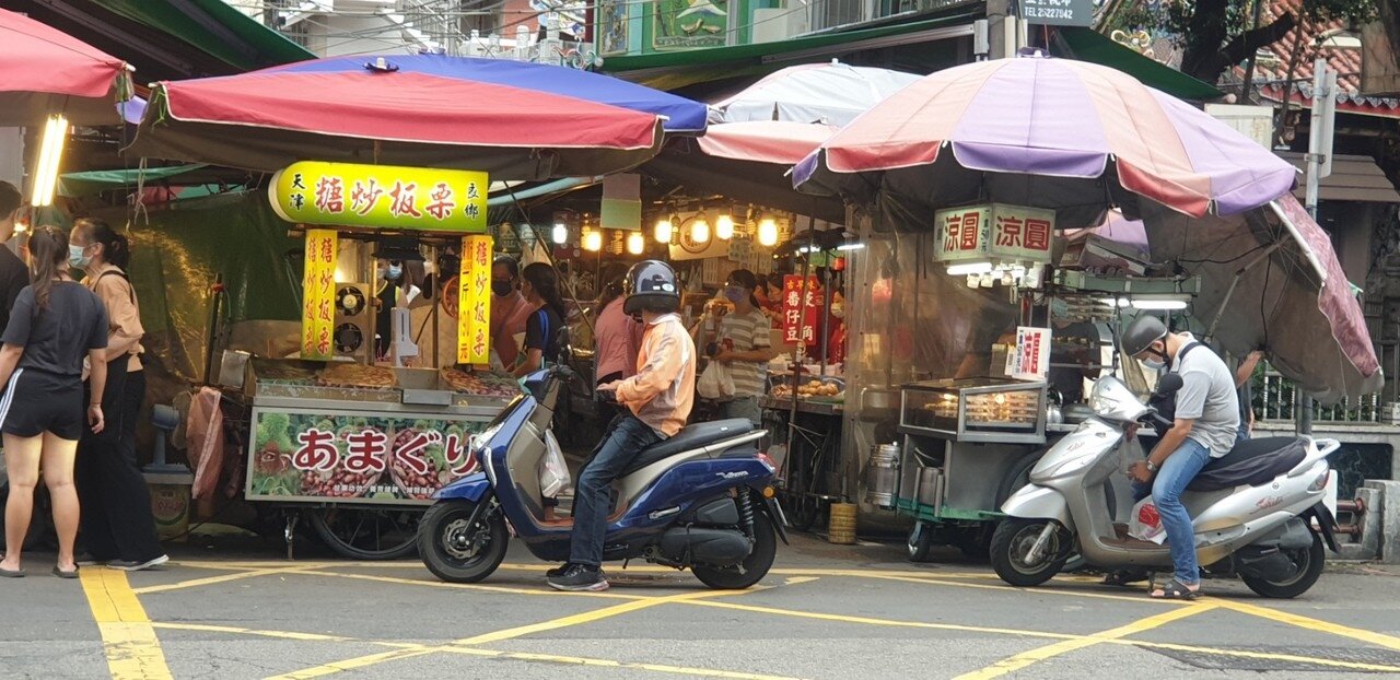 中市豐原廟東夜市在降級的首個假日，傍晚就出現人潮。記者游振昇／攝影