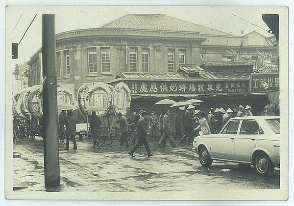 1956年光泉在霞海城隍廟旁開設的鮮奶供應處。圖／光泉牧場股份有限公司提供