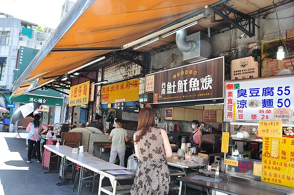 永樂市場周邊小吃攤販。圖/台北市工務局提供