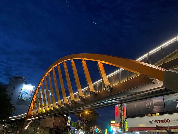 潭心鐵馬天橋搭配夜間燈光,成為潭子新地景意象。圖/台中市建設局提供
