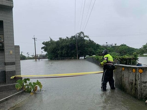 彰化低窪處出現積水，員警拉起封鎖線維護民眾安全，當地鄉親也無奈地說「幾10年沒淹過，都淹了」。圖／和美分局提供