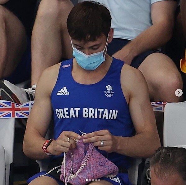 跳水金童Tom Daley分享自己為獎牌編織了一個保護袋。圖/取自instagram @olympics
