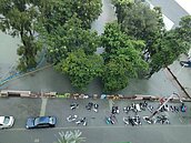 暴雨侵襲雲林北港近午緊急宣布停班停課　數百家戶忙搬家具墊高