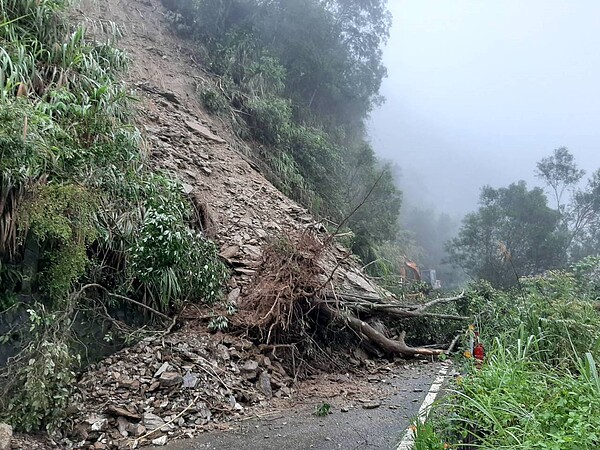 高雄桃源區藤枝聯外道路14、15公里處今又傳坍塌，導致桃源區寶山國小聯外道路中斷，今天中午緊急停止上班、上課。圖／民眾提供