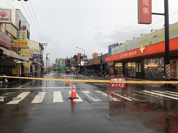 台南下午陣陣大雨,中山高仁德交流道、歸仁中山路封閉。記者周宗禎/攝影