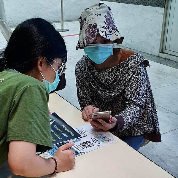 嘉義市政府先替需要打第2劑的長者造冊,也籲長輩仍要先到1922網站預約。圖/嘉義市政府提供