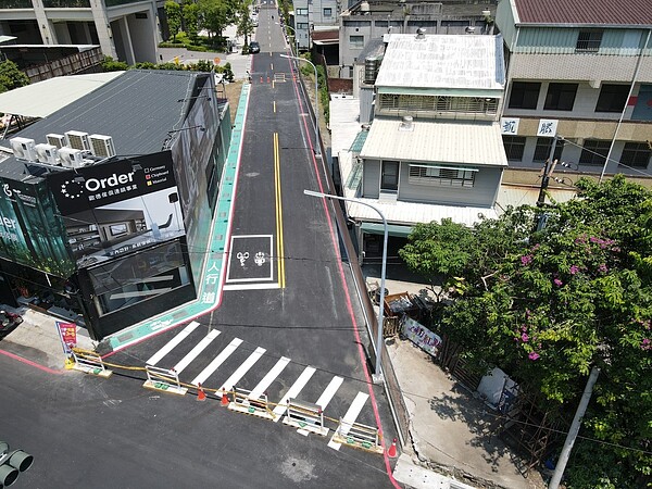 土城中央路二段21巷打通至學府路二段道路，將有效紓解附近住宅區上下班尖峰時刻的壅塞問題。圖／新北市政府提供