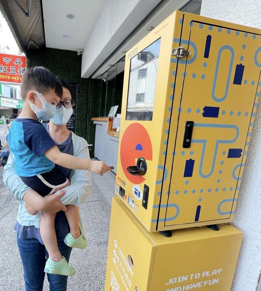 竹市「無人電池回收站」啟動，回收集點一顆最少可換2.5元。圖／新竹市環保局提供