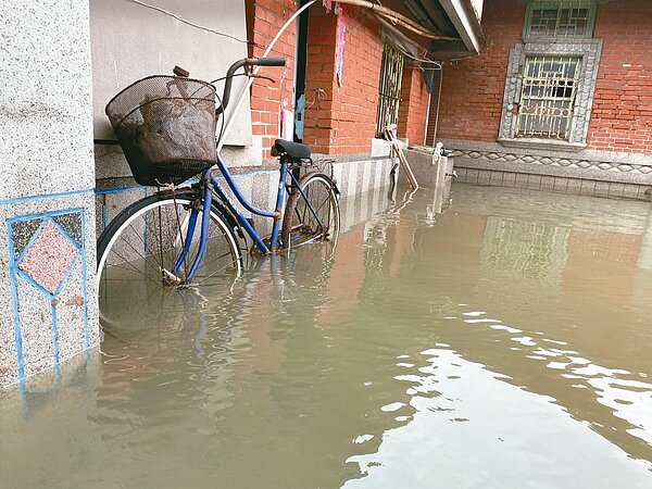 昨全台日雨量累積前六名皆在高雄,圖為永安區新興路三合院外空地幾乎成一座大水池。記者陳弘逸/攝影