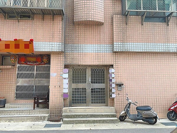 徐男及陳女夫妻檔疑似將老父親關在住家陽台囚虐致死。(翻攝照片/呂筱蟬桃園傳真)