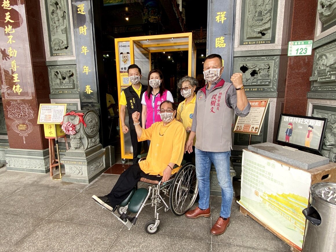 桃園市護國宮啟用防疫門,通過才能入內參拜。記者曾增勳/攝影