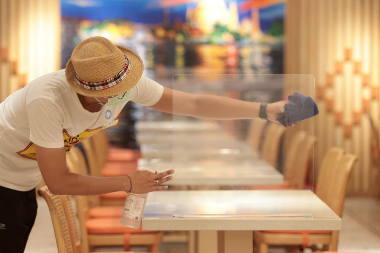 雙北市長昨同步鬆綁餐廳用餐規定,從今天起准許內用,餐飲業者細心架設透明隔板,喜迎暌違已久的內用客人。記者蘇健忠/攝影