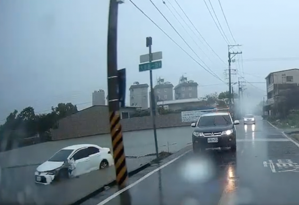 台中市伍姓男子在今天凌晨酒後開車,行經潭子區甘水路二段時,轎車失控打滑,撞破民宅圍牆後,衝進田裡動彈不得。圖/讀者提供