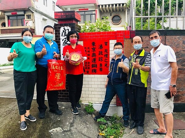 苗栗縣苑裡鎮子弟潘政琮勇奪東京奧運高爾夫球銅牌,鎮長劉秋東(左二)前天貼紅榜祝賀「苑裡之光」,3日上午11點在苑裡鎮公所前送免費送200份雞排。圖/劉秋東提供