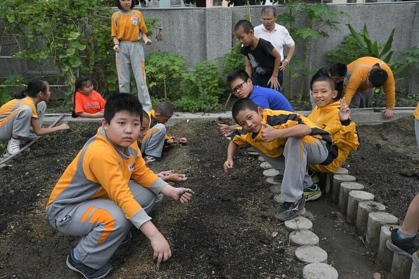 龍山國小