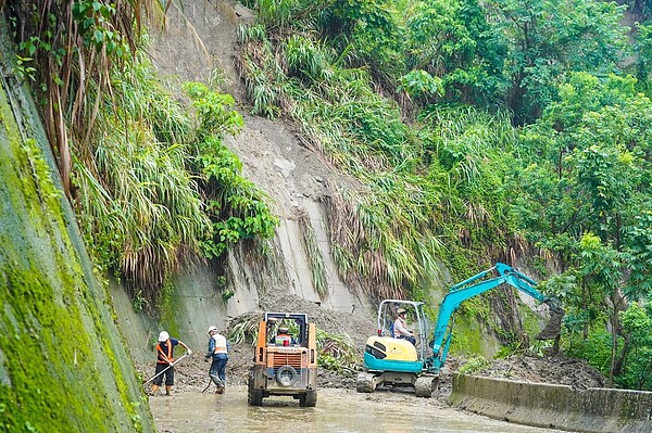 大坑山區也出現多處邊坡土石崩塌。圖／台中市政府提供