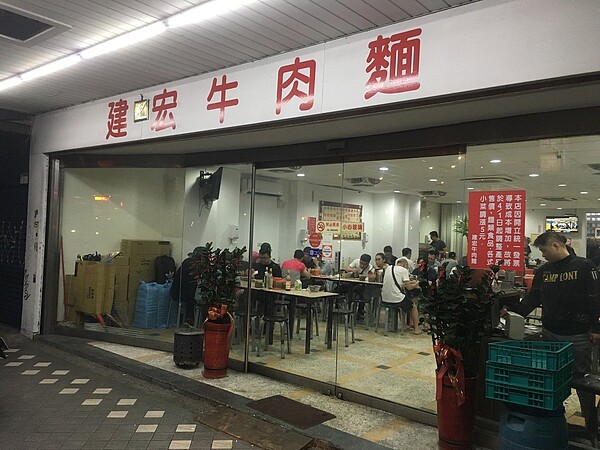 西門町老字號「建宏牛肉麵」,價格平易近人,尤其營業時間24小時,更是學生族群宵夜時段的好去處,如今關店讓人錯愕。圖/報系資料照