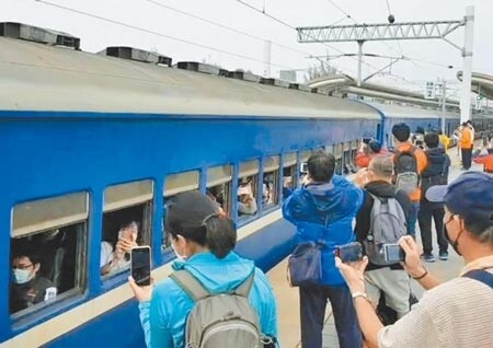 台鐵藍皮普快列車最快10月10日重新營運。圖／中時資料照