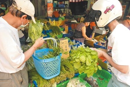 連日豪雨也帶動菜價上漲，根據北農統計，3日蔬菜每公斤平均批發價41元，與上日的34.8元相比，漲幅17.8％。圖／中時資料照