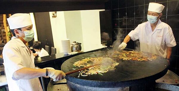 立足市場數十年的老字號蒙古烤肉名店「成吉思汗」,歇業熄燈。圖/中時資料照片