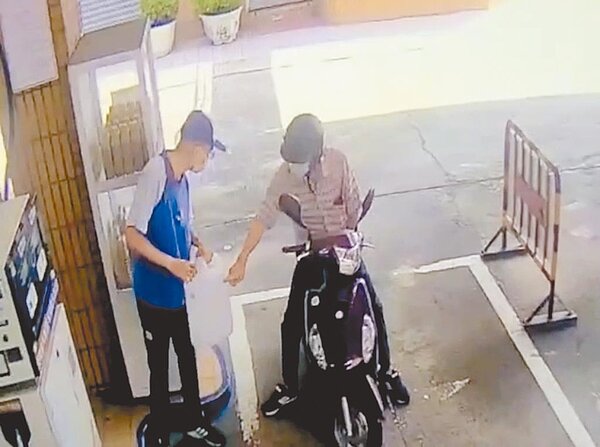 台南市一名70歲林姓男子(右)疑因家產糾紛,3日到加油站買1桶1加侖汽油,縱火燒傷妻子、兒子與兒媳。圖/中時電子報