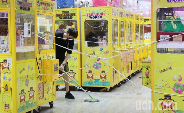 台北市開放夾娃娃機店在符合防疫規定下恢復營業，許多大型夾娃娃店已送出恢復營業申請，3日開始打掃清潔內部，並在機台補貨。記者潘俊宏／攝影