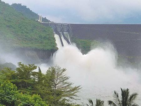 曾文水庫暌違兩年洩洪,3道閘門全開激起數十公尺高水花。(劉秀芬攝)