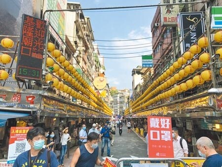 基隆廟口重新營業，許多市民騎乘機車進入，導致交通混亂。圖／中時資料照