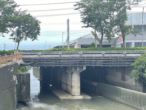 嘉義市政府整建北港路通港橋,排水斷面將增大1倍,已獲水利署核定預算8千萬元,最快後年中旬完工。圖/記者林伯驊攝影
