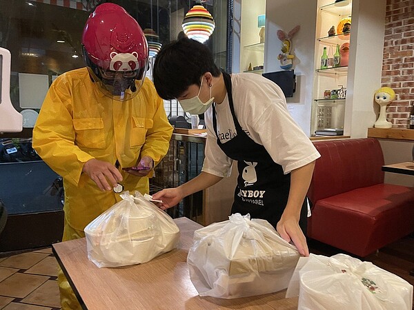 餐飲業受疫情重創,即使降級後,不少餐廳仍以外送、外帶為主,生意大衰退。記者陳秋雲/攝影
