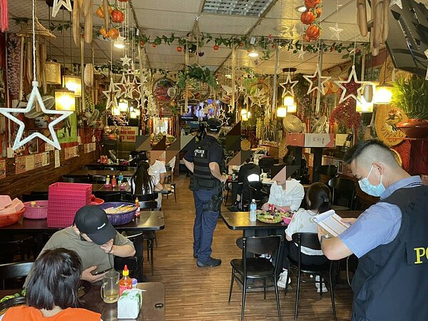 桃園移工餐廳容納10多名客人內用,卻沒設置隔板或採梅花座,遭函送裁罰。記者楊湛華/翻攝