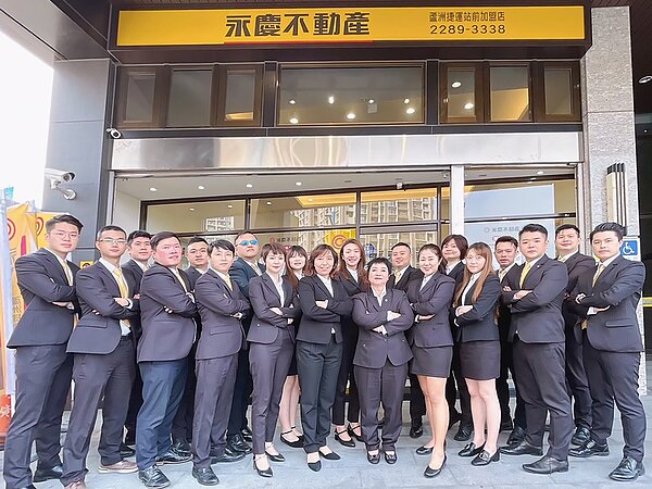 永慶不動產蘆洲捷運站前加盟店無畏疫情,去年年底再增1間店,上半年累積衝出4,500萬元業績。圖/永慶房屋提供