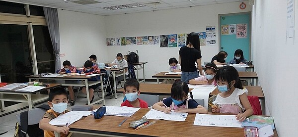 由專業老師進行課業輔導，孩童課業問題能有效進步。圖／里長提供
