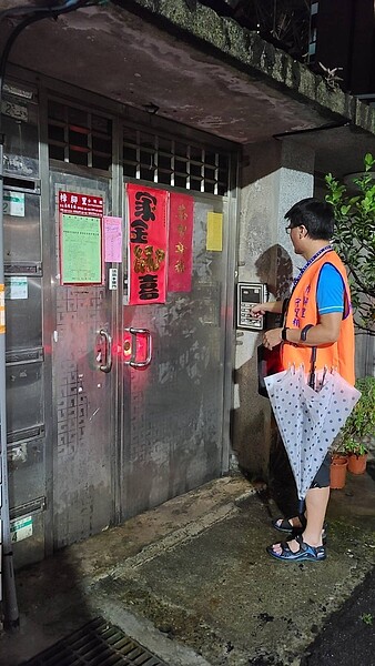 利用晚上的時間按門鈴，確保獨居老人的安全。圖／里長提供
