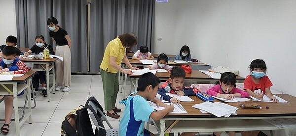 星期三晚上，有許多來自弱勢家庭的孩童參加課業輔導。圖／里長提供
