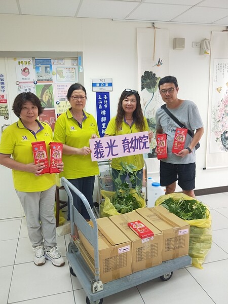 志工將收成的蔬菜送于義光育幼院。圖／里長提供
