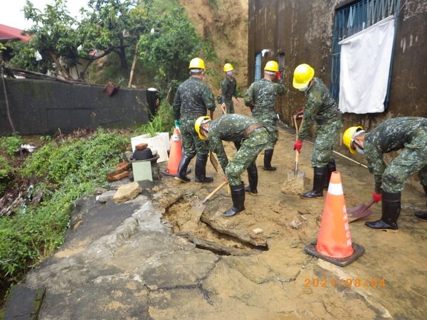 台南市龍崎區有10餘戶民宅受到山坡土石泥流災害，軍方昨天協助清理。圖／台南市府提供
