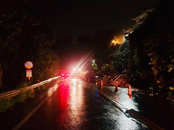 南清公路因大雨發生邊坡崩塌，目前搶通單線雙向通行。圖／議員張益生提供