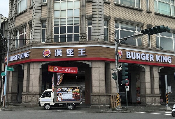 速食名店漢堡王進駐東台灣的第一家店，位於宜蘭火車站前，業者祭出「加倍奉還」優惠，回應民眾對於開店的期待。圖／漢堡王提供
