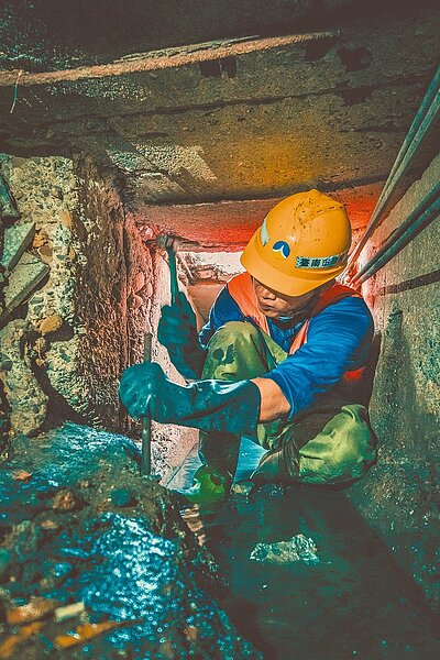 台南市政府環保局去年6月成立溝渠隊,隊員深入溝渠內作業,以確保排水暢通。(台南市政府提供/劉秀芬台南傳真)