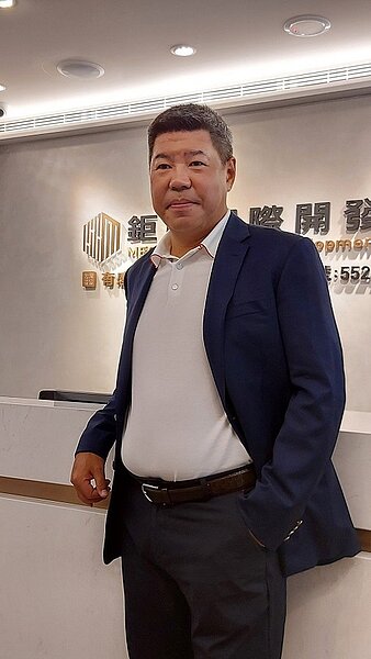 鉅陞國際開發新任董事長褚學忠4日在「志嘉更名鉅陞國際開發記者會」中表示,這波房價上漲,除了營造成本攀升影響之外,「資金潮效應」也是關鍵原因之一,尤其像是台中、台南、高雄等還有很多新興重劃區不斷釋出,讓投資買盤趨之若鶩。圖/陳美玲攝影