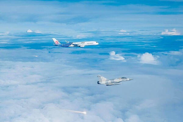 空軍今天派遣4架幻象戰機升空執行這項任務，另有兩架幻象戰機在地面待命。國防部今晚透過臉書等網路社群披露飛官任務提示等過程。圖/國防部發言人臉書粉專