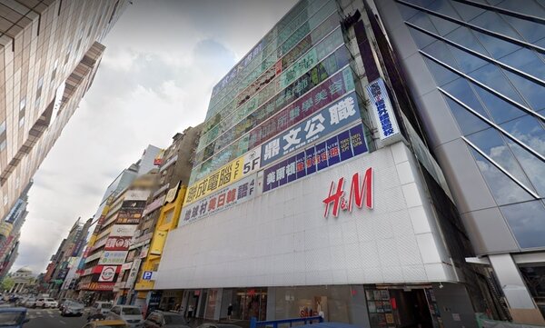 台北站前商圈曾出租給NOVA、H＆M的知名地標「館前商業大樓」，在去年底H＆M撤租後空置了半年多。圖／截自Google Map