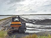 雲林又豪雨　沿海居民搶救魚塭