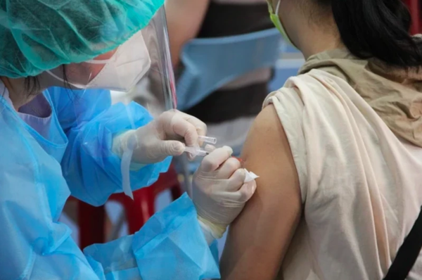 第四輪共計有103萬人施打，指揮中心針對造冊人員補發疫苗。圖／記者陳俊智攝影
