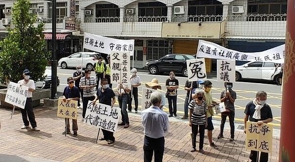 社頭鄉「祭祀公業張克經」爆發派下權爭議，「反盜賣社頭廣興張氏祖厝自救會」數十位成員到社頭公所陳情。圖／民眾提供
