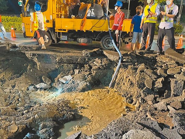 近日大雷雨狂炸,高雄前鎮區凱旋夜市前路面出現長約15公尺、寬約10公尺大塌陷,市府工務局連夜趕工在4日清晨完成搶修並恢復通車。圖/高市府工務局提供