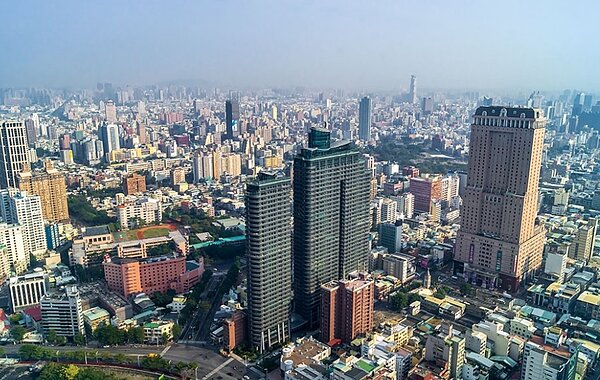 高雄第一豪宅「國硯」5日凌晨發生消防設備故障,外牆消防管線大量儲水噴出,甚至有人員被沖倒在地。圖/取自國揚建設