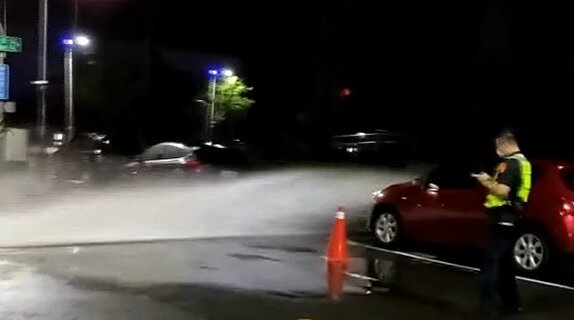 高雄豪宅「國硯」因大雨導致消防設備短路,外牆管線噴出強勁水柱洗刷路面。圖/好房網News記者黃暐迪翻攝